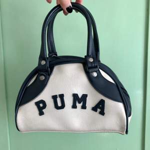 Retro Puma väska köpt på humana men aldrig kommit till användning💗