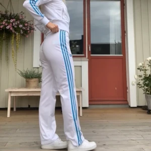 ADIDAS X MISSY ELLIOT TRACKSUIT RESPECT - SÅ SNYGG OCH COOL TRACKSUIT FRÅN missy elliotts collab med adidas. Står respect me på ryggen riktigt fet. Storlek xs/S 