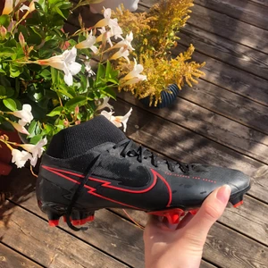 Nike fotbollsskor  - Super snygga och sköna fotbollsskor från Nike i storlek 38. Säljes på grund av att de var lite för små för mina fötter. De är knappt använda, skulle gissa på att jag använt de 5 gånger så de är så gott som nya. Nypris 999 kr. Mitt pris 400  eller bud. 