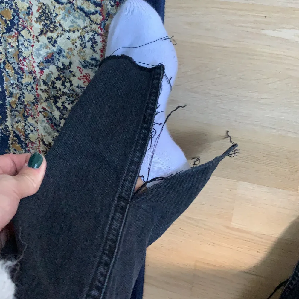 Högmidjade raka svarta jeans med slits innåt . Jeans & Byxor.
