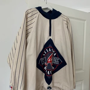 Baseball tröja  - Jättwcoool och oversized tröja. Köpt från second hand för 500kr, har en fläck i armen som går bort med tvätt. Använd typ 3 gånger, i bra skick! 