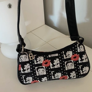 Handväska - Säljer denna coola handväska då jag aldrig använt den, köpt i USA 💕💞