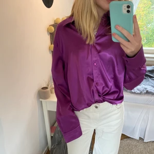 Satin skjorta - Säljer denna festliga lila skjorta i satinmaterial! Skön och kan stylas på många sätt, storlek vet jag inte men passar mig som har 34 & 36 i de flesta kläder💕