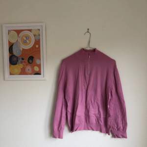 En mysig rosa tröja med cool dragkedja 💗💗 köpt på secondhand 