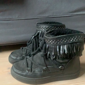 Inuikii - Säljer mina orginellt inuikii skor pga att de inte kommer till användning. Jättefint skick och inga defekter