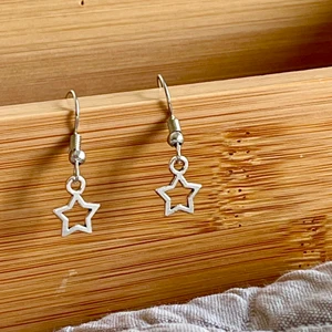 Silvriga stjärnörhängen  - Silvriga stjärnörhängen⭐️ hemmagjorda har flera par.