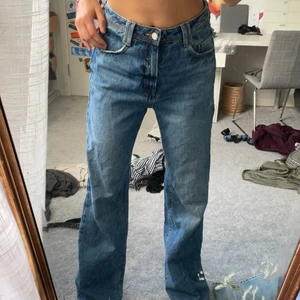 Zara jeans storlek 40 - Jättesnygga högmidjade vida jeans fråm zara i mörk tvätt. Storleken är 40, supersnygga!