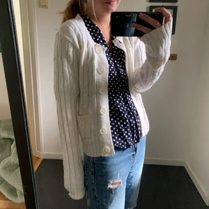 Vita stickad kofta - Vit stickad kofta som knappt är använd och i bra skick. Frakt ingår inte i priset.