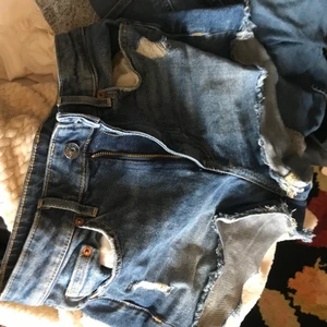 Högbidjade Jeans shorts - H&M divided högmidjade jeans shorts storlek 36. Sparsamt använda, bra skick, på mig går dem strax under naveln och själva benen är rätt korta. Pris: 50kr.                                 OBS: betalning via swish, köpare står för frakt, jag står ej för om den kommer bort i posten 