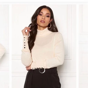 Polotröja  - En polotröja med knappar vid ärmarna använd 2-3 ggr 