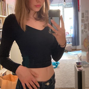 Svart långärmad tröja - Jättefin svart långärmad tröja i t-shirt material. Som har svarta korsade band där bak. Med en fin V ringning där fram. Köpt på monki för ungefär ett halv år sen. Den är i bra skick🖤