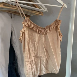 NA-KD topp strl 34 - Bra skick, knappt använd.