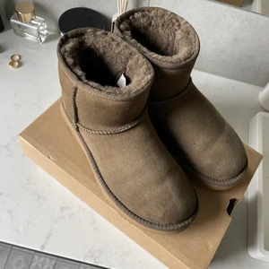 Uggs - Skitsnygga uggs. Färgen heter khaki. Inte använda mycket så skicket är väldigt bra. Nypris 1800kr. Spårbar frakt på 66kr tillkommer. Skriv om du vill ha fler bilder eller har andra frågor💕💕