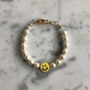 ~smile bracelet~ - Här får ni se smile bracelet. Hon passar till så mycket. Hon kostar 40kr utan inräknad frakt. Hoppas att ni vill köpa.🥰❤️🌵