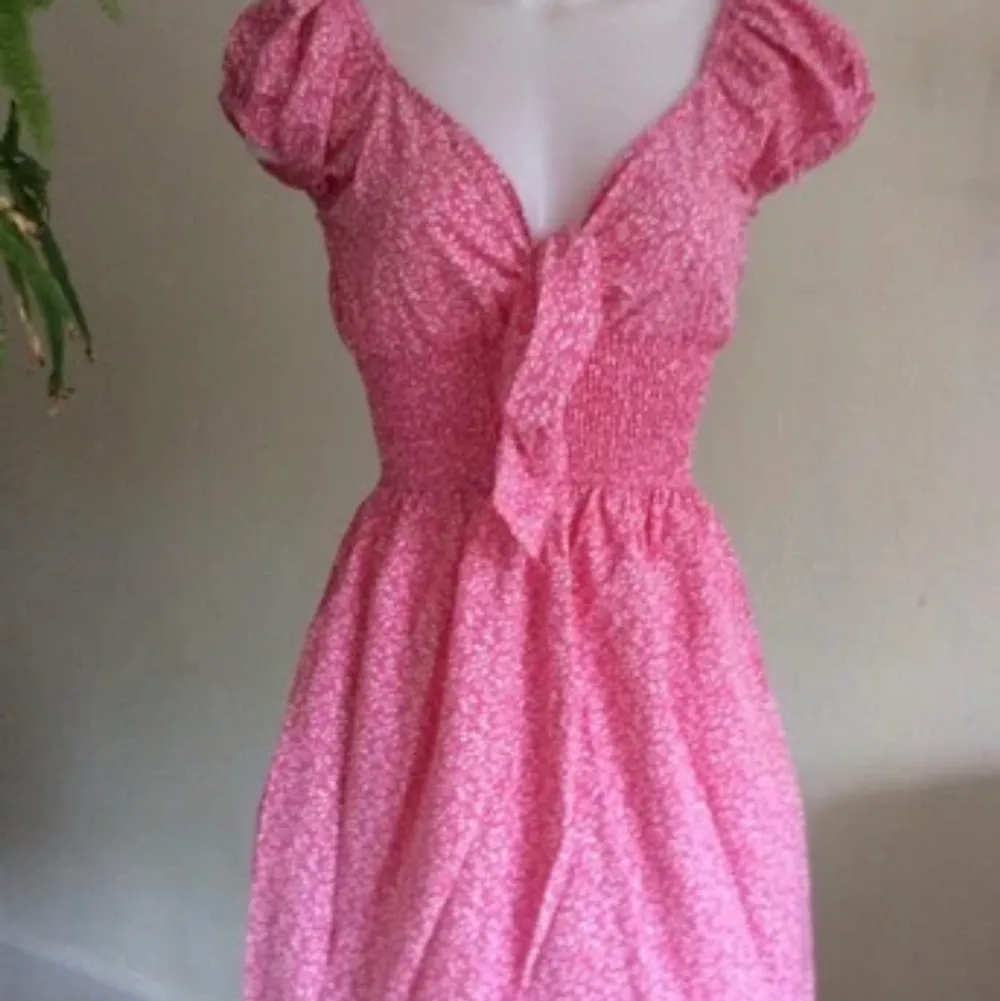 Första bilden är en lånad bild! Super fin rosa klänning! Elastiska band kring magen vilket är väldigt bra! Två band vid bröstet som man kan knyta till en fin liten ruset om man vill. Tycker att klänningen kan passa alla storlekar ifrån S-XL. Klänningar.
