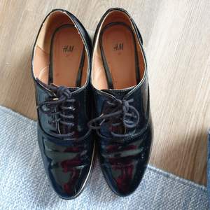 Svarta läderimmitationsskor från hm! Lätt slitage på insidan av skorna, se sista bilden 🌸
