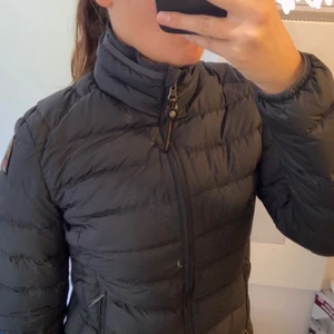 Parajumper dunjacka  - Säljer nu min fina dunjacka då jag köpt en ny. Denna är sparsamt använd och har en litet hål vid dragkedjan som knappt syns. Den är i storlek XS och köpt i länna sport i Huddinge förra året. Kvitto finns! Finns att hämta i Trångsund, eller så kan jag mötas upp i närheten! Kan gå ner i pris vid snabb affär! 