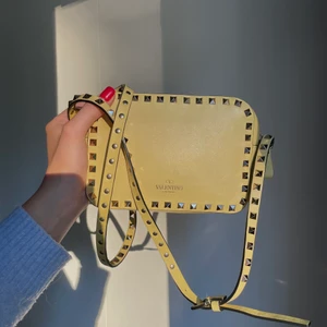 Valentino ”Rockstud” crossbody bag - Intressekoll på min ljus gula valentino väska. Inga skador, orginal dustbag samt äktighetsbevis medföljs. Säljer endast vid bra bud.