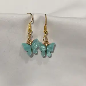 Här får ni se butterfly earrings. Dom passa till mycket och man får välja om man vill köpa färgen ljus rosa eller ljus blå berlock.🥰❤️ Dom kostar 50kr. Hoppas att du vill köpa.🌵❤️