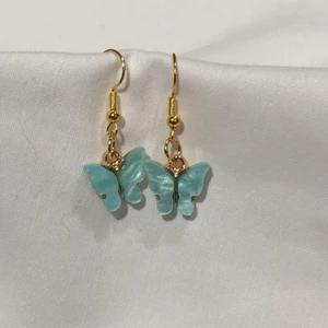 ~butterfly earrings~ - Här får ni se butterfly earrings. Dom passa till mycket och man får välja om man vill köpa färgen ljus rosa eller ljus blå berlock.🥰❤️ Dom kostar 50kr. Hoppas att du vill köpa.🌵❤️