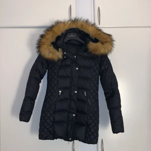 Rock and blue - Vinterjacka - Äkta päls - Säljer min vinterjacka i storlek 34 som är använd endast en säsong. Den är i fint skick. Inköpt för 3000kr från Johnells, säljer den för 1400