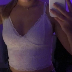 Spets linne - Jätte fint vitt spets linne från bikbok, säljer då det inte kommer till användning längre💞