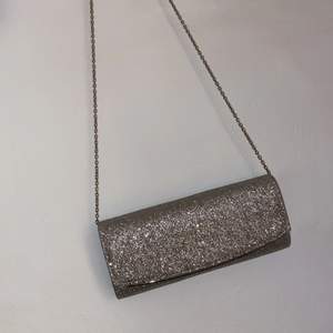 Jätte fin glittrig väska kan användas med kedjan eller bara som en cluch. Använd 1 gång till en bal så den är i nyskick. 