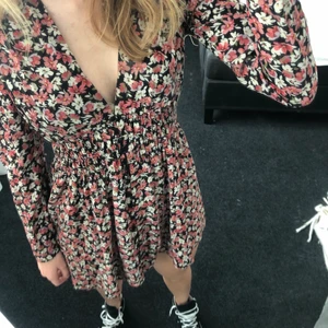 Klänning - Klänning från Zara, varsamt använd och fint skick! Köpare står för frakt 💘