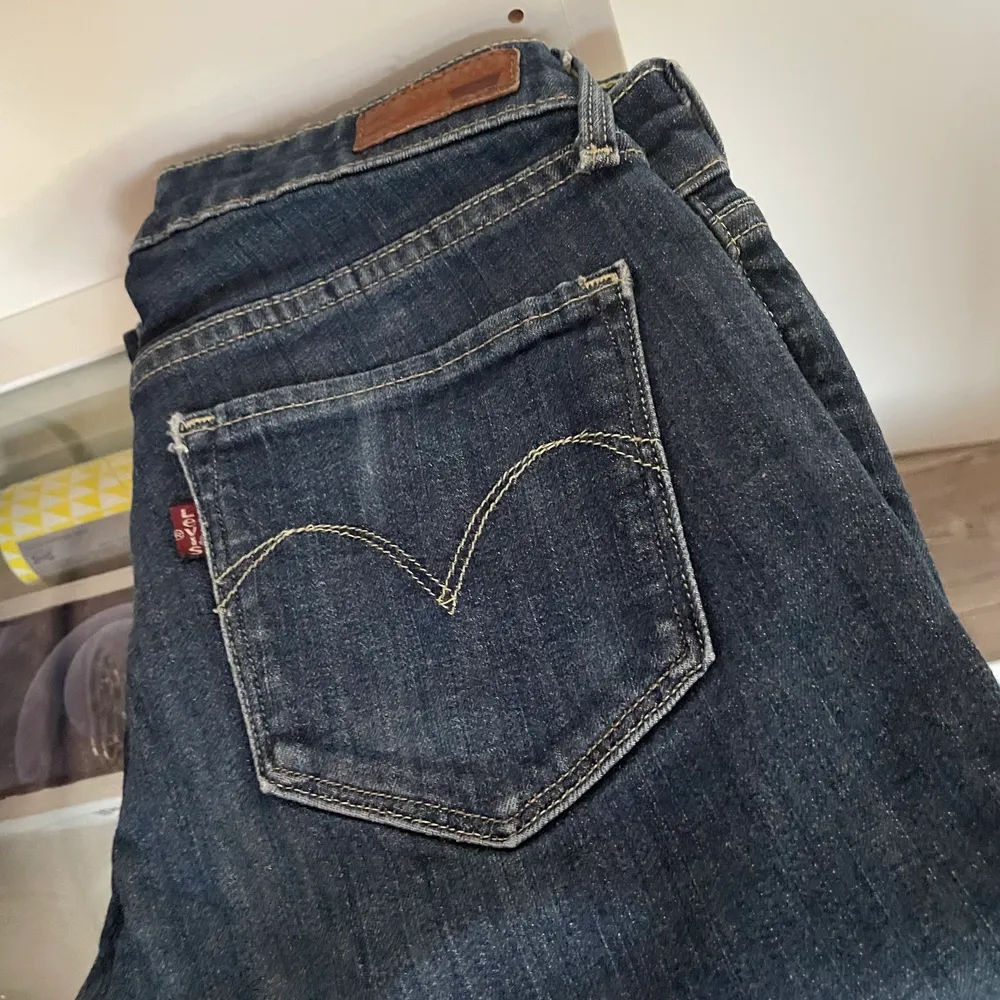 Ett par snygga Levis jeans. De är använda en del men sitter minst lika snyggt på ändå. De är lågmidjade och är i stolek 25. Säljer då de inte passar mig längre. Hör gärna av er vid funderingar:). Jeans & Byxor.