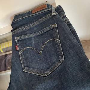 Ett par snygga Levis jeans. De är använda en del men sitter minst lika snyggt på ändå. De är lågmidjade och är i stolek 25. Säljer då de inte passar mig längre. Hör gärna av er vid funderingar:)