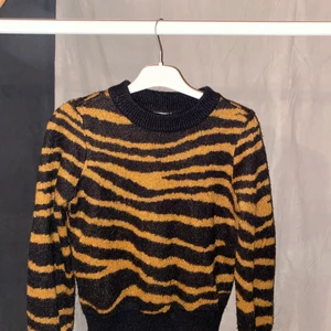 Stickad tröja,tiger randig! - Fin och trendig men tyvärr för liten för mig numera! Bekväm och klias ej!💕