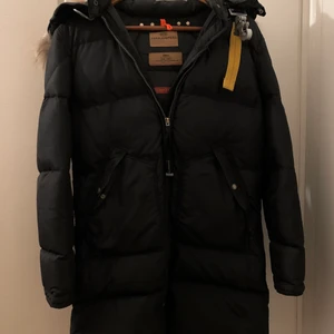 Parajumper  - En helt ny parajumper jacka har ändast används en gång storlek s Först till kvarn pris kan diskuteras med bra äffär. 