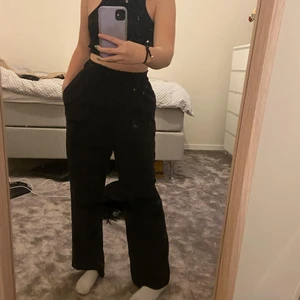 Svarta Raka/vida byxor från H&M  - Dessa är typ är linne inspirerad 😍 använda 1 gång på kalas! Köptes för 200kr  Jag är ca 155cm ❣️