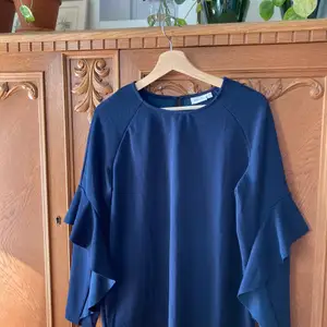 Helt ny mörkblå tröja med jättefin detalj med volang på ärmen. Stl M. Nypris 399 kr.