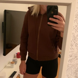 Koft - Mjuk mörk brun kofta, säljer för 50 kr plus frakt