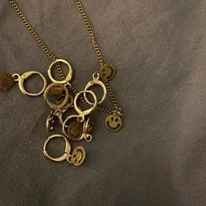 Smycken - Smiley halsband och örhängen😁 Örhängen:55kr/par (nickelfria) Halsband:40kr/st