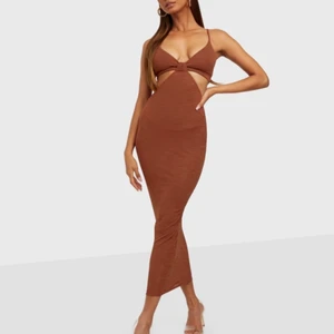 Waist Cut Out Dress storlek/ S -  Klänning från Nelly oanvänd normal passform.