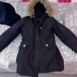 Woolrich vinterjacka  - Hej! Jag vill sälja min woolrich jacka eftersom den inte passar mig längre. Storleken på jackan är S. Har haft den under 2 vintrar bara. Den är skön och varm för vintern. Har tyvärr inget kvitto på jackan men den är äkta. Finns ett litet hål i armhålan.