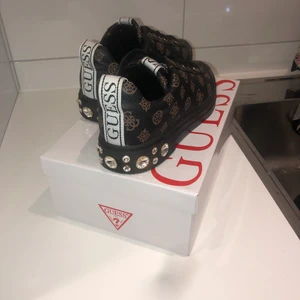 ⭐️Guees skor⭐️ - Jag säljer mina fantastiska fina skor från guess. Dessa är 100% äkta, nuvarande pris 1250. Men säljer för 800. Storlek 40 men skulle säga att det passar 39 med. Då jag pendlar mellan dessa storlekar. Använt 4 ggr Max om inte mindre och är i super bra skick och extremt sköna. Valde tyvärr att sälja dom då dom för min del inte längre kommer till användning Vid önskemål av flera bilder kontakta i DM❤️