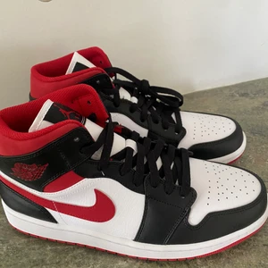 AIR JORDAN 1 STORLEK 44,5 - Skukt fräscha Jordan 1 mids som aldrig är använda! Säljes pga fel storlek. Storlek 44,5. Köparen står för för frakten.
