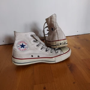 Vita Converse All Star  - Vita Converse All Star, behöver nog en tvätt för att få tillbaka den riktigt vita färgen annars är de fortfarande i fint skick stl 37. Kan skickas.