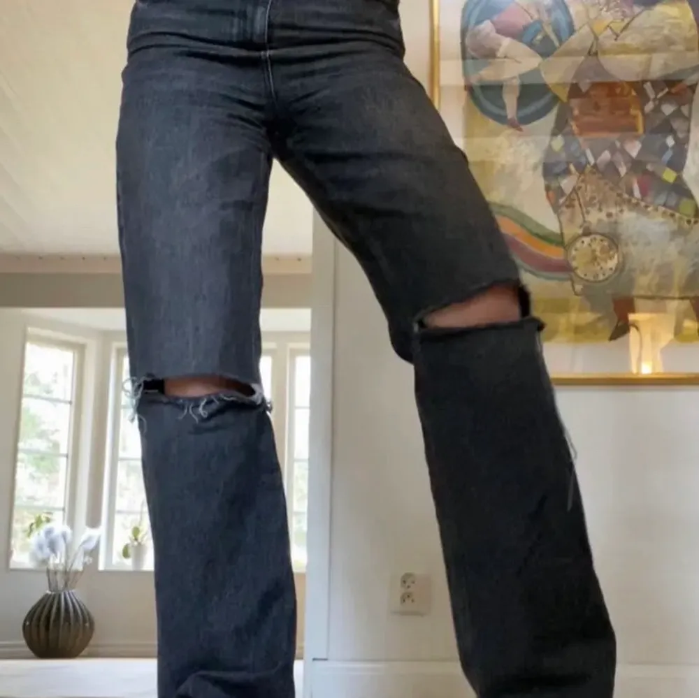 Grå jeans från zara med hål. Jeans & Byxor.