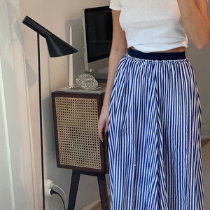 Randig kjol - Säljer denna mörkblå randiga kjolen från Zara. Den är använd ett fåtal ggr och är i mkt fint skick. Priset är exklusive frakt☺️ (Kan även mötas upp i vissa fall)