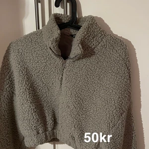 Mysig höst tröja  - Super fin lurvig tröja, croppad! Använd 1 gång och är i super fint skick!