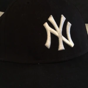 Keps! - Cool keps, använd kanske 3 gånger. Köpte för 250.