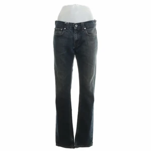 Levis jeans - Varan är i bra skick. Mörkblå jeans från Levi’s som jag aldrig har användt. LÅGMIDJADE!!! Jag brukar ha 34 i jeans och dessa passade men var oversize för mig och stora i midjan 🥰