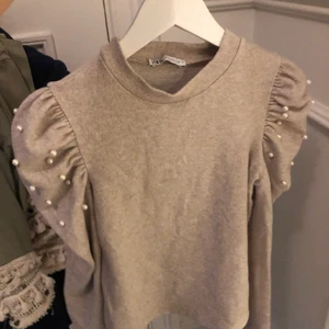 Beige tröja med pärlor - Säljer denna tröja från zara då den ej kommer till användning längre. Mycket använd men inte allt för nopprig✨