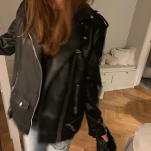 Skinnjacka - Säljer världens snyggaste jacka som jag älskar men tyvärr inte kommer till användning längre. den är lite oversized vilket är skitsnyggt ❤️❤️ hör av er om ni undrar något 