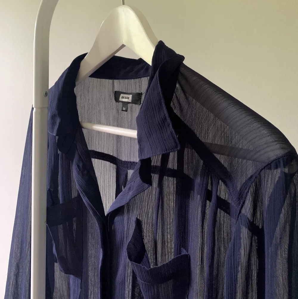 Marinblå transparent skjortblus från BibBok. Storlek: M Pris: 50 + 66kr inkl frakt.  100% polyester . Blusar.