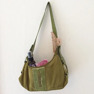 Grön väska  - Finaste gröna väskan, sliten men inget jätte farligt!! Underbar och perfekt över axeln men kommer tyvärr inte till så mycket användning av mig :( 